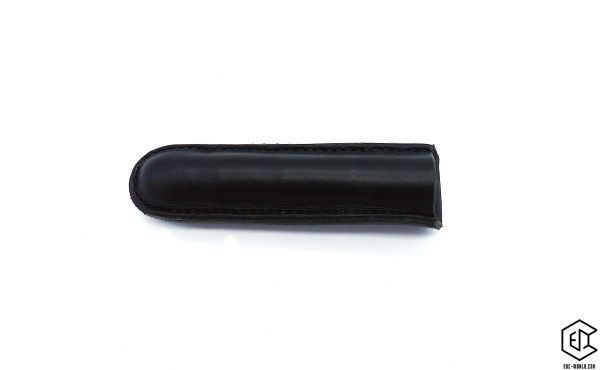 Handgefertigtes schwarzes Lederholster für Kubotan HC-22/HC-22-2, ca. 135 mm lang, 31 g leicht, für Gürtel bis 45 mm, auf weißem Hintergrund – Zubehör, Verwendung eigenverantwortlich.